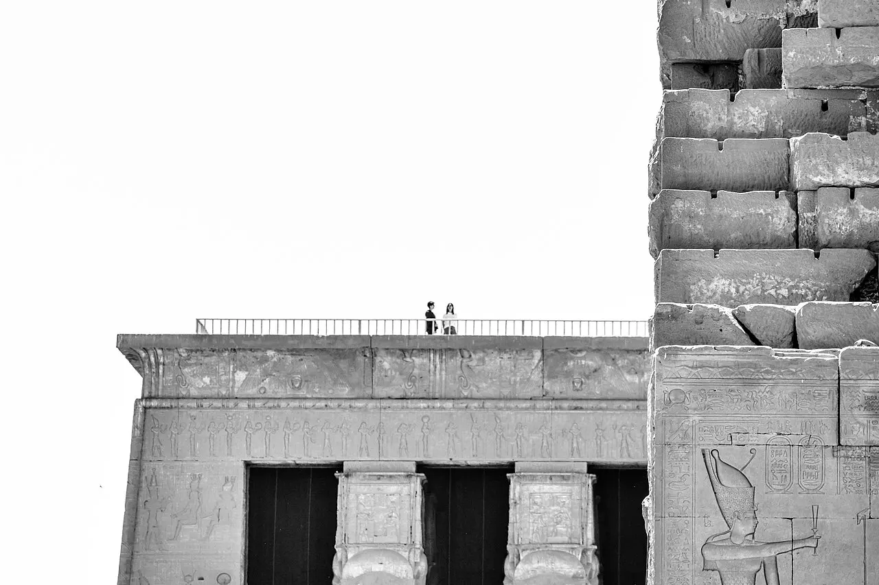Tourists in Dendara Temple — photo d’illustration (tourisme)