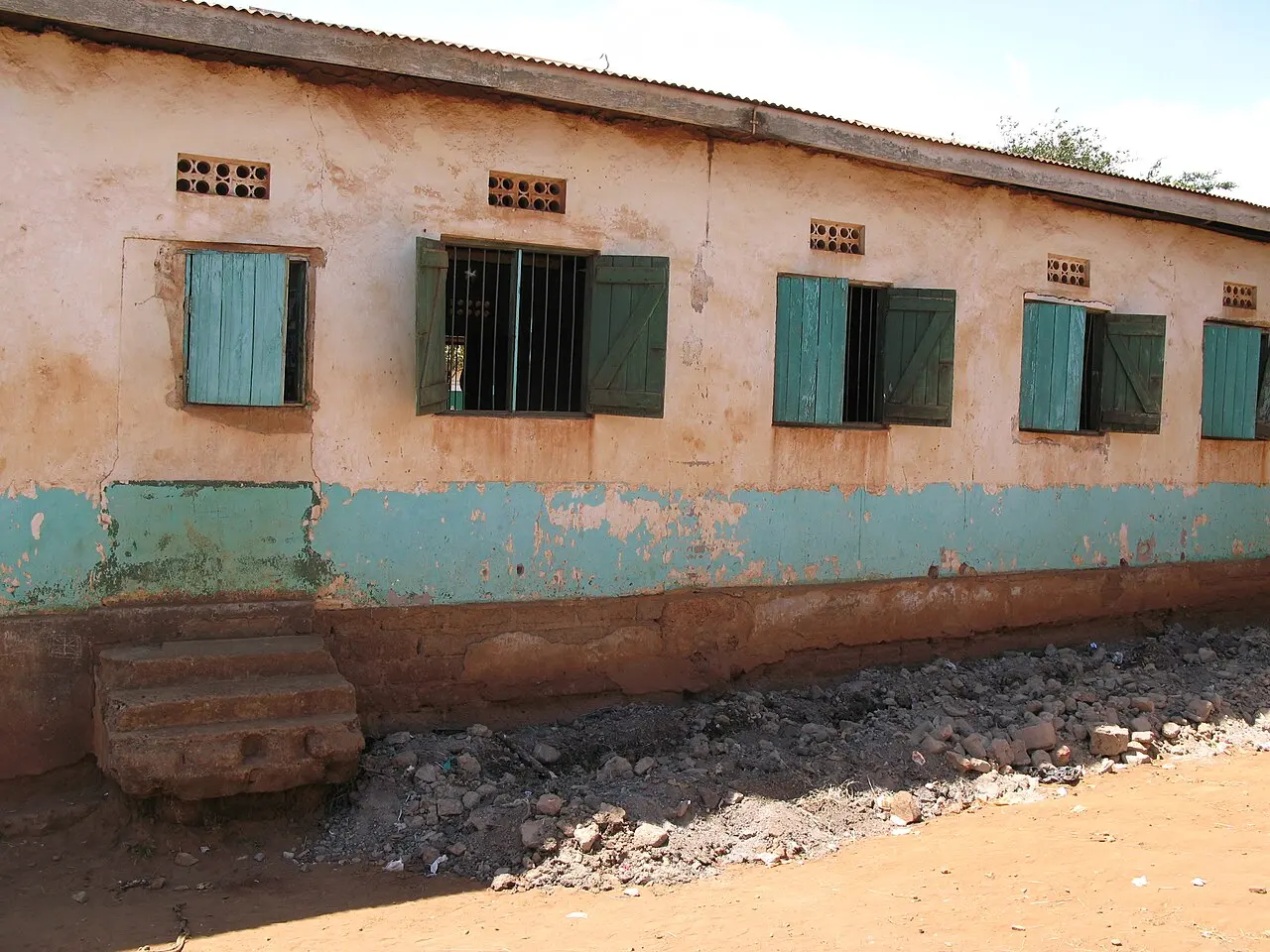 View from the toilet block to the classroom - note proximity! Proximity is a good thing - there should be no smell then! (6875830559) — photo d’illustration (école)