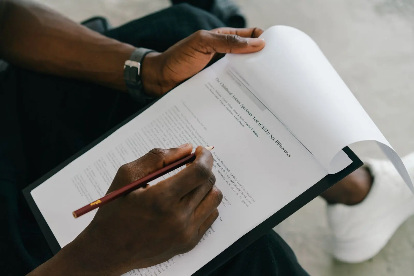 Une personne remplit un formulaire d’évaluation psychologique — photo d’illustration (banque d’images)