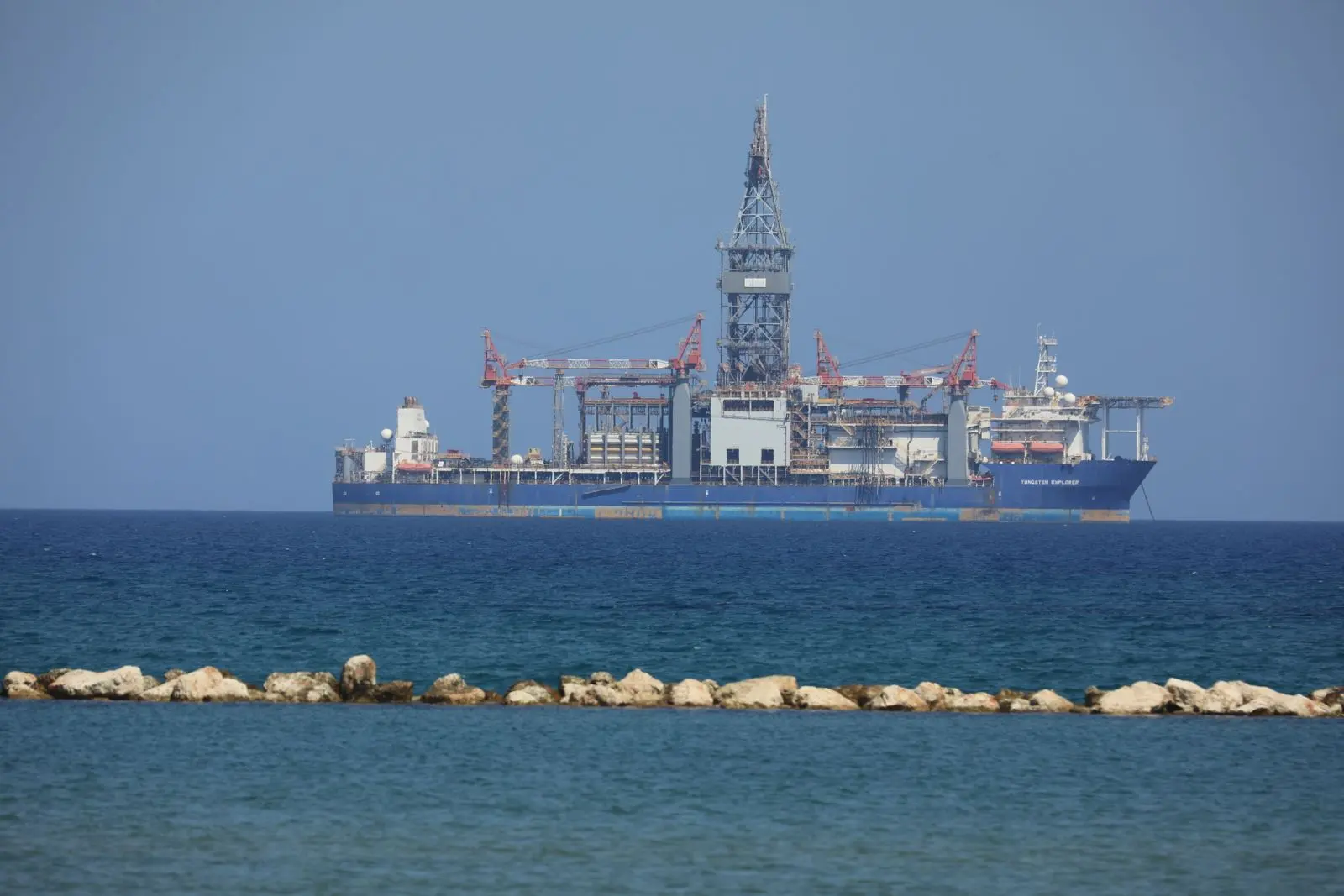 Plateforme pétrolière offshore au large, sur une mer calme — photo d’illustration (banque d’images)