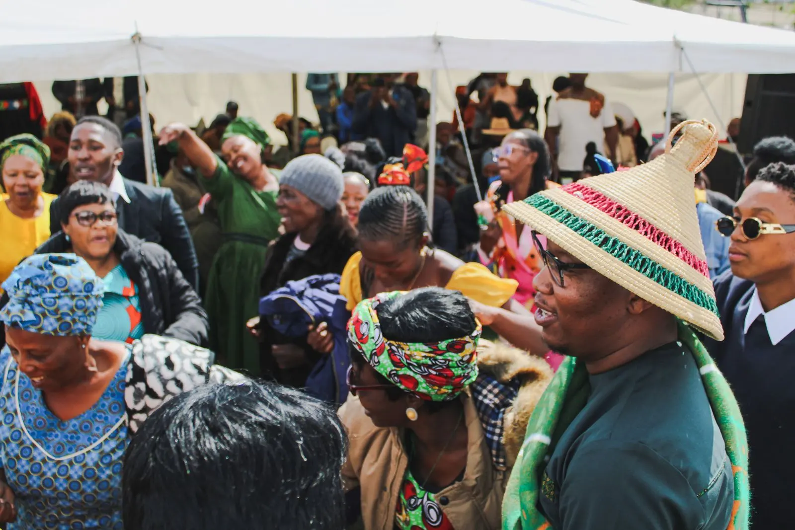 Rassemblement communautaire en plein air en Afrique du Sud — photo d’illustration (banque d’images)
