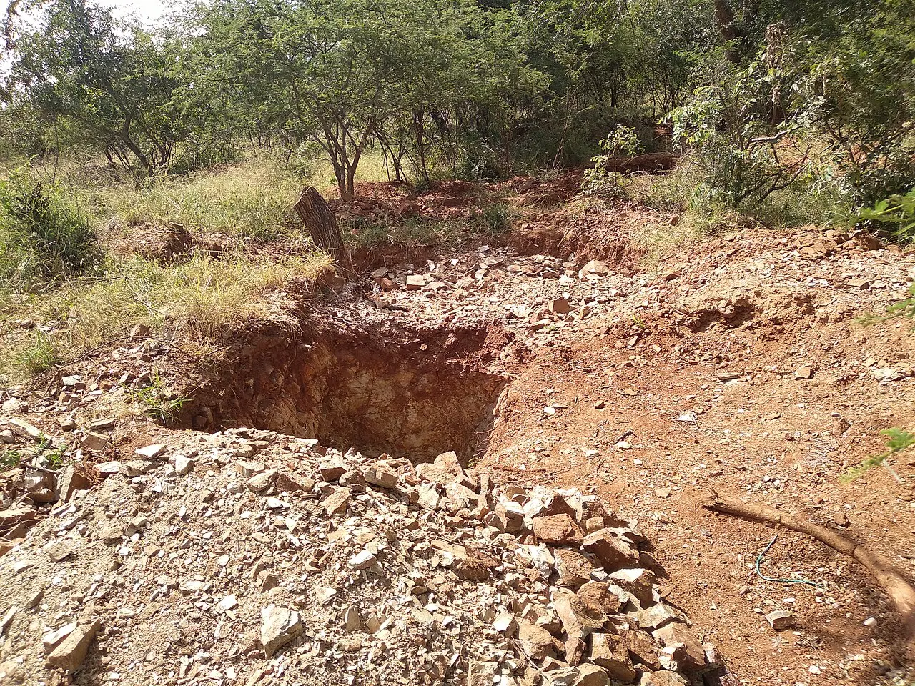 Surface illegal mining shaft — photo d’illustration (mines)