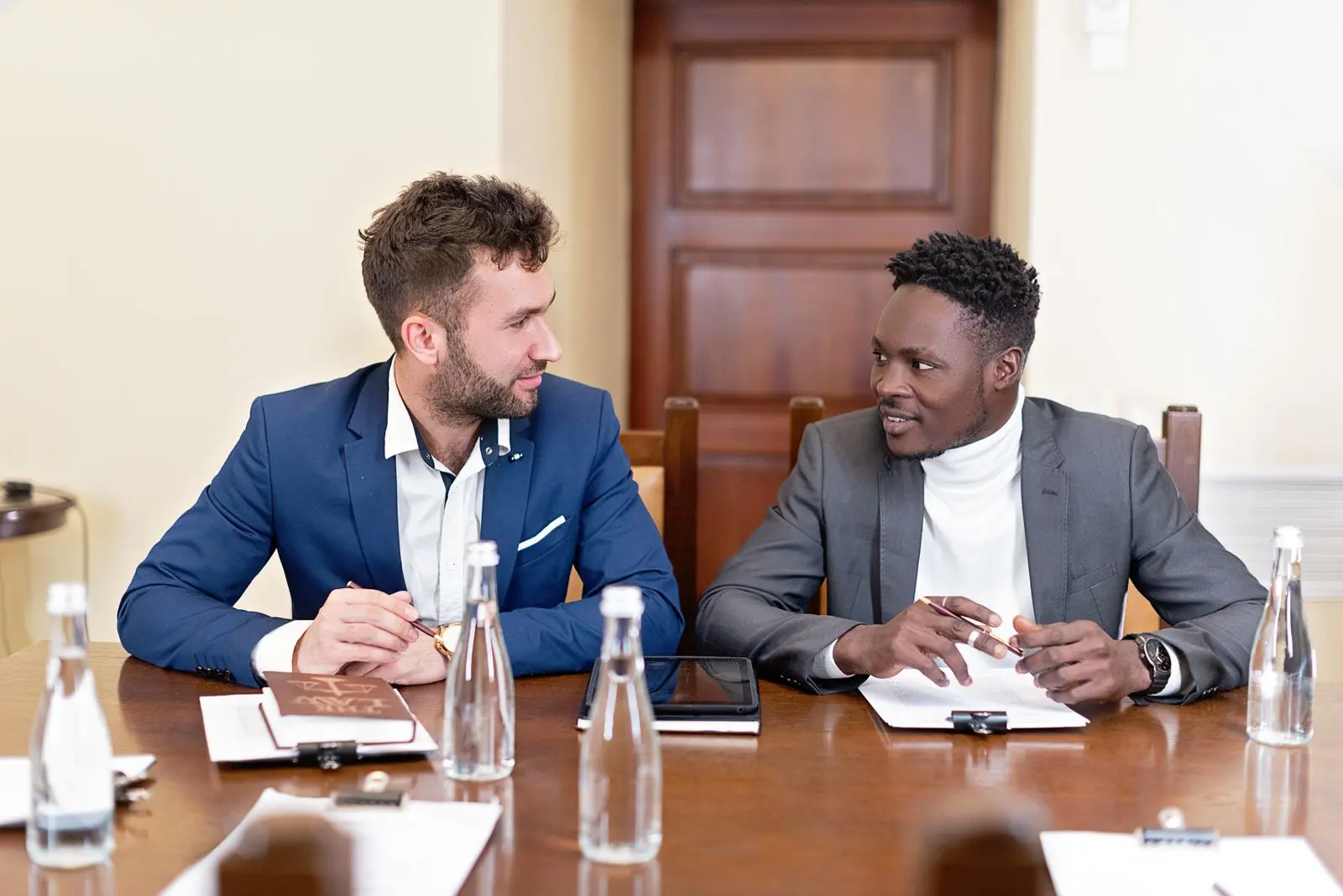 Deux hommes d’affaires discutent autour d’une table de conférence — photo d’illustration (banque d’images)