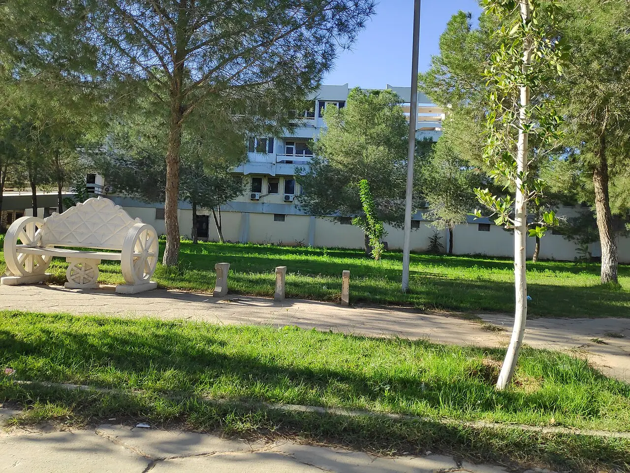 Alzahra hospital garden — photo d’illustration (santé)