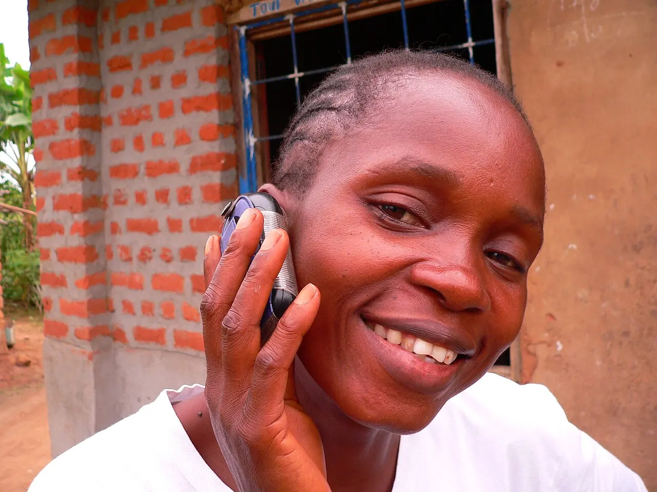Basankusu woman mobile phone — photo d’illustration (numérique)