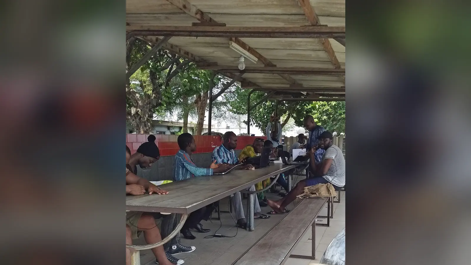 Espace public de connexion internet à Cotonou au Benin — photo d’illustration (numérique)