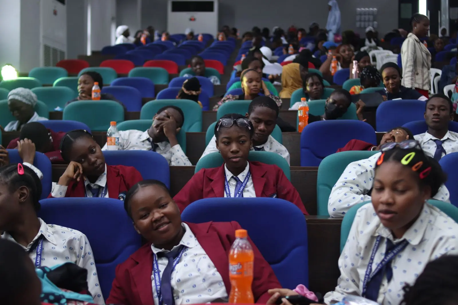 Étudiants africains assis dans un amphithéâtre universitaire — photo d’illustration (banque d’images)