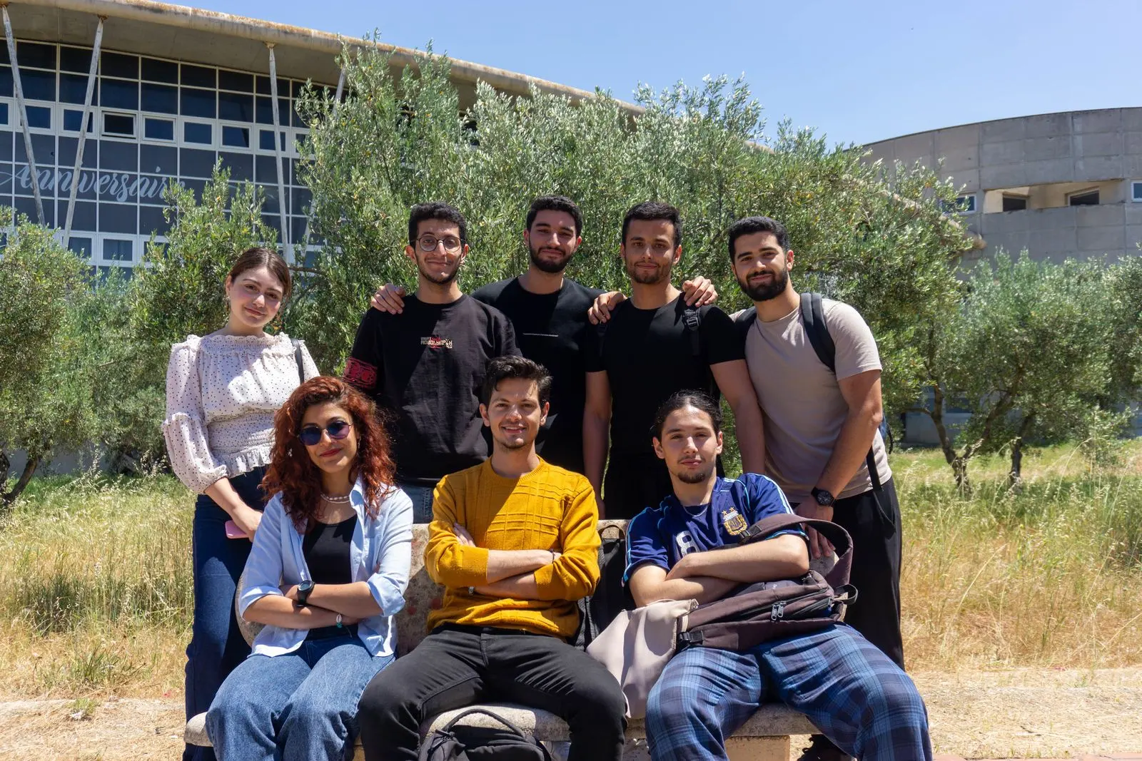 Étudiants réunis devant un bâtiment universitaire sur le campus — photo d’illustration (banque d’images)