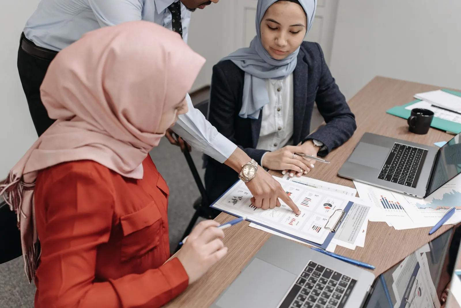 Des collègues musulmanes examinent des documents dans un bureau — photo d’illustration (banque d’images)