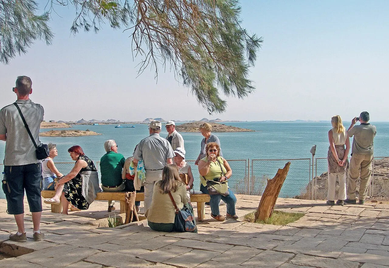 Tourists on the banks of the Nile near Abu Simbel. Egypt — photo d’illustration (tourisme)
