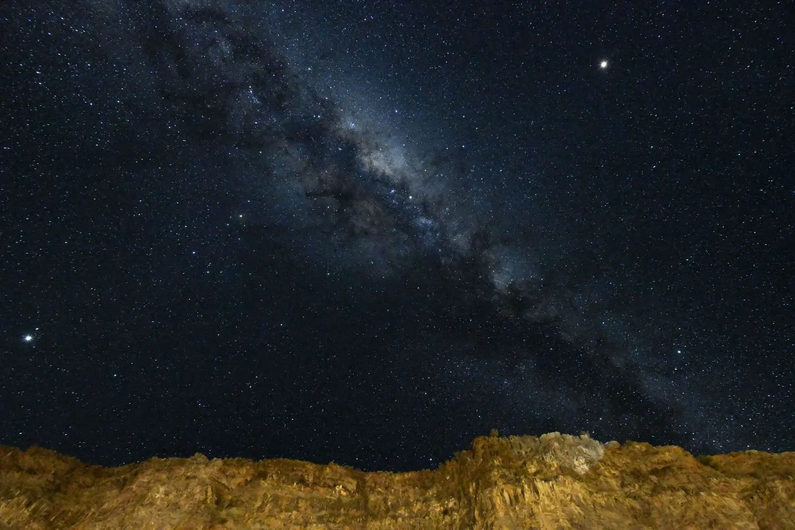 Voie lactée au-dessus d’un paysage rocheux sud-africain — photo d’illustration (banque d’images)