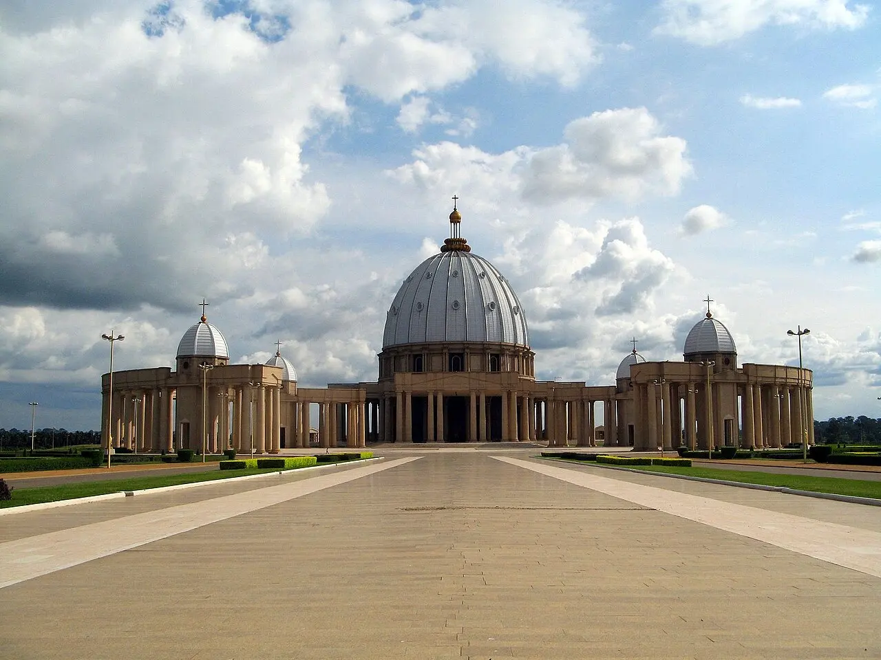 Basilique Notre-Dame-de-la-Paix de Yamoussoukro — illustration