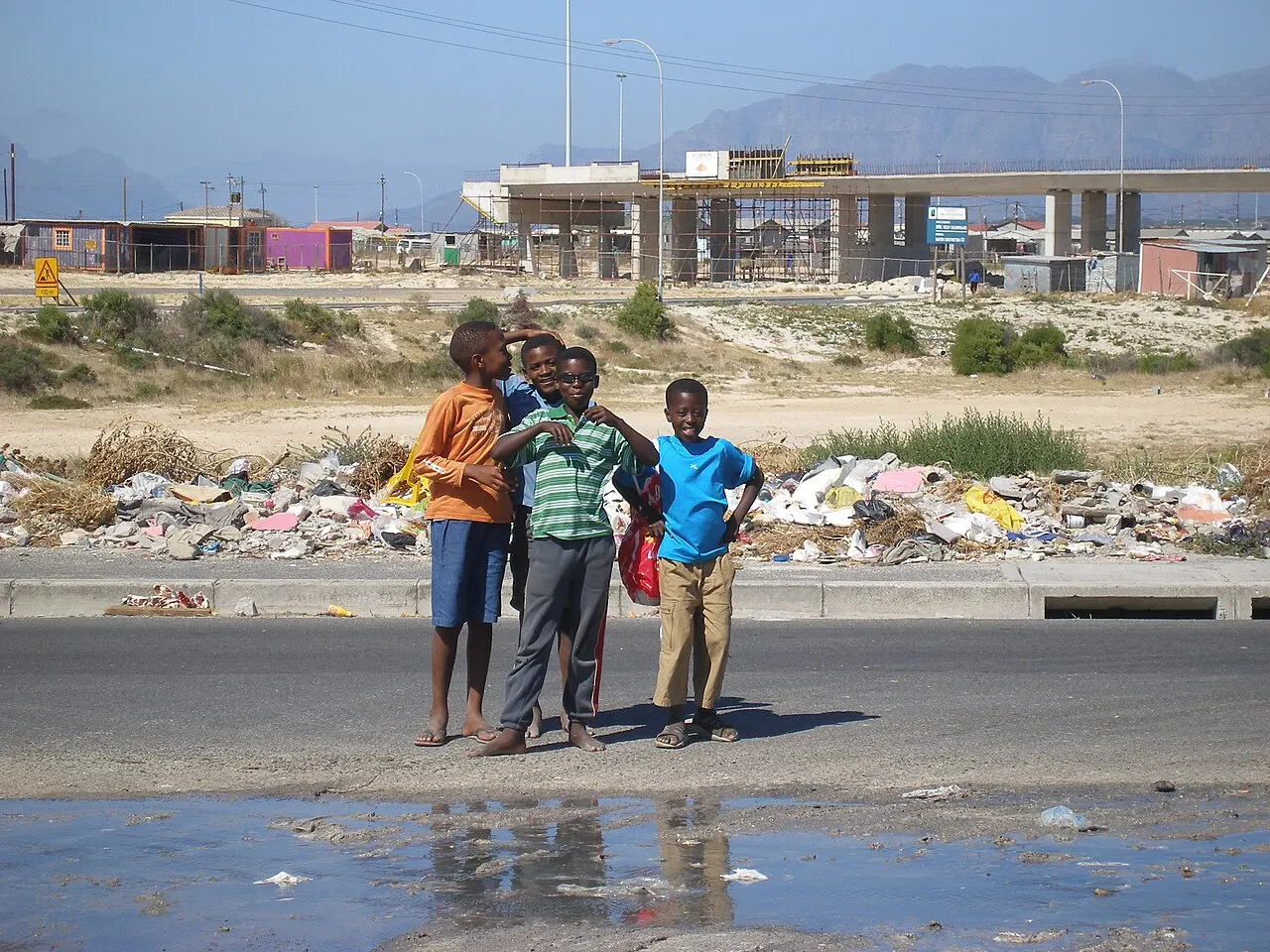 Wastewater in street (informal settlement near Cape Town), South Africa (2936982565) — photo d’illustration (logement et ville)