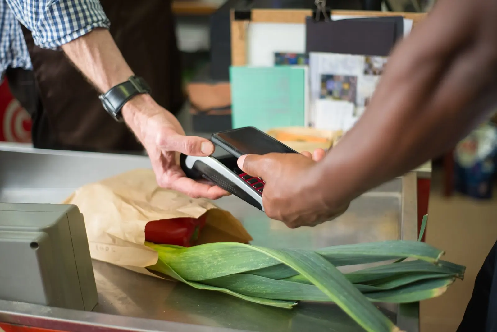 Client payant par smartphone à une caisse de supermarché — photo d’illustration (banque d’images)