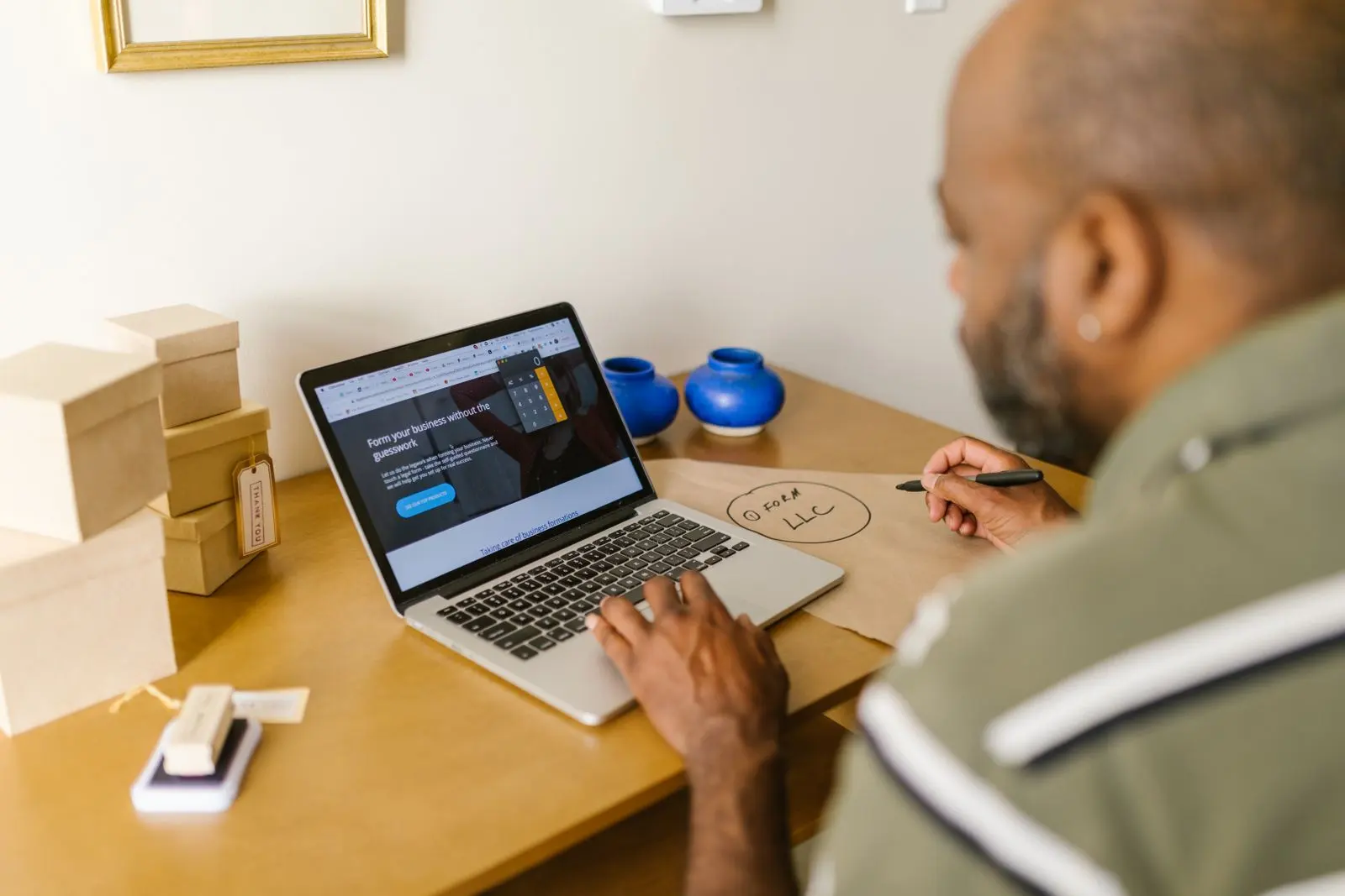 Entrepreneur utilisant une plateforme numérique pour gérer son activité — photo d’illustration (banque d’images)