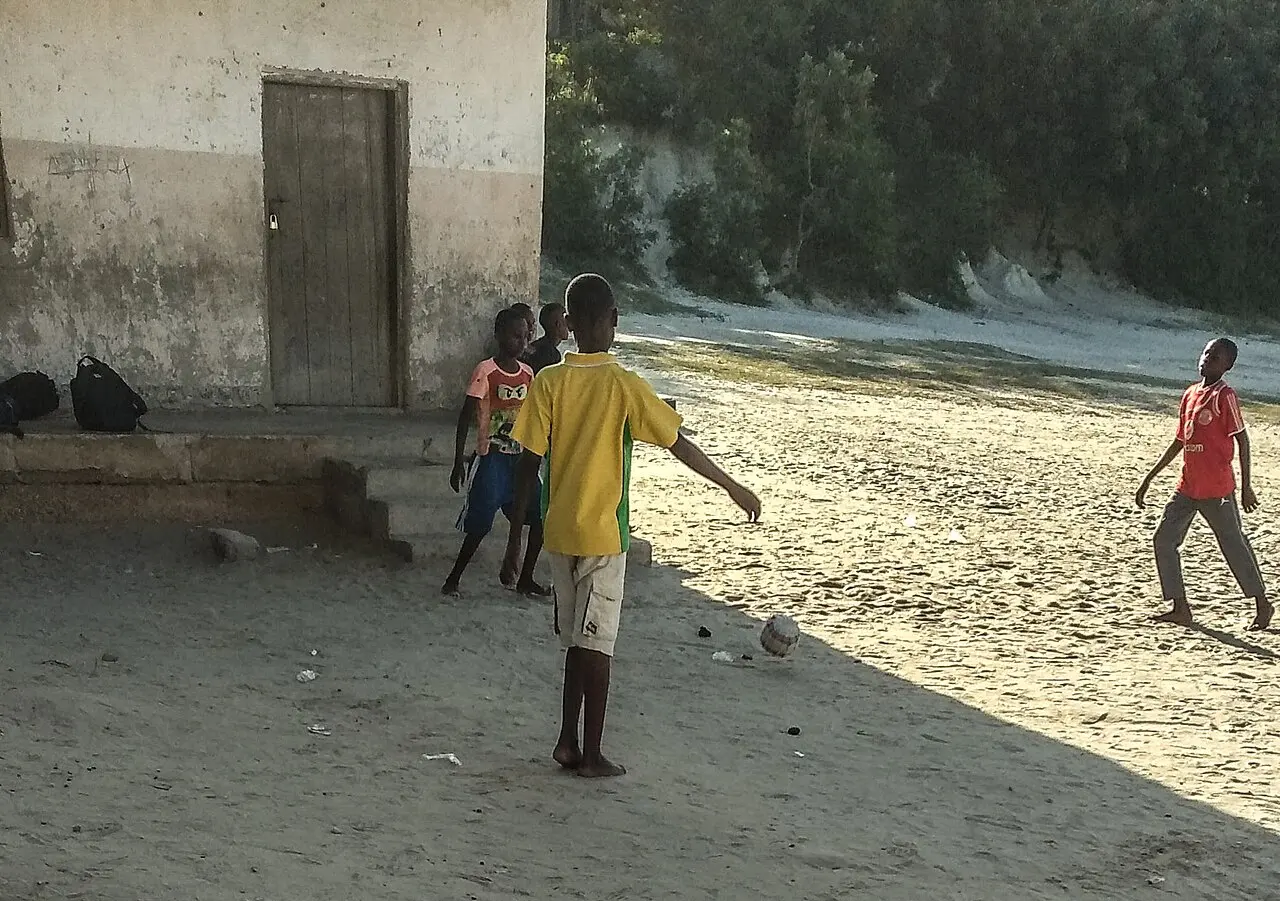 BREAK TIME AT MSEWE PRIMARY SCHOOL,UBUNGO,DAR ES SALAAM — photo d’illustration (école)