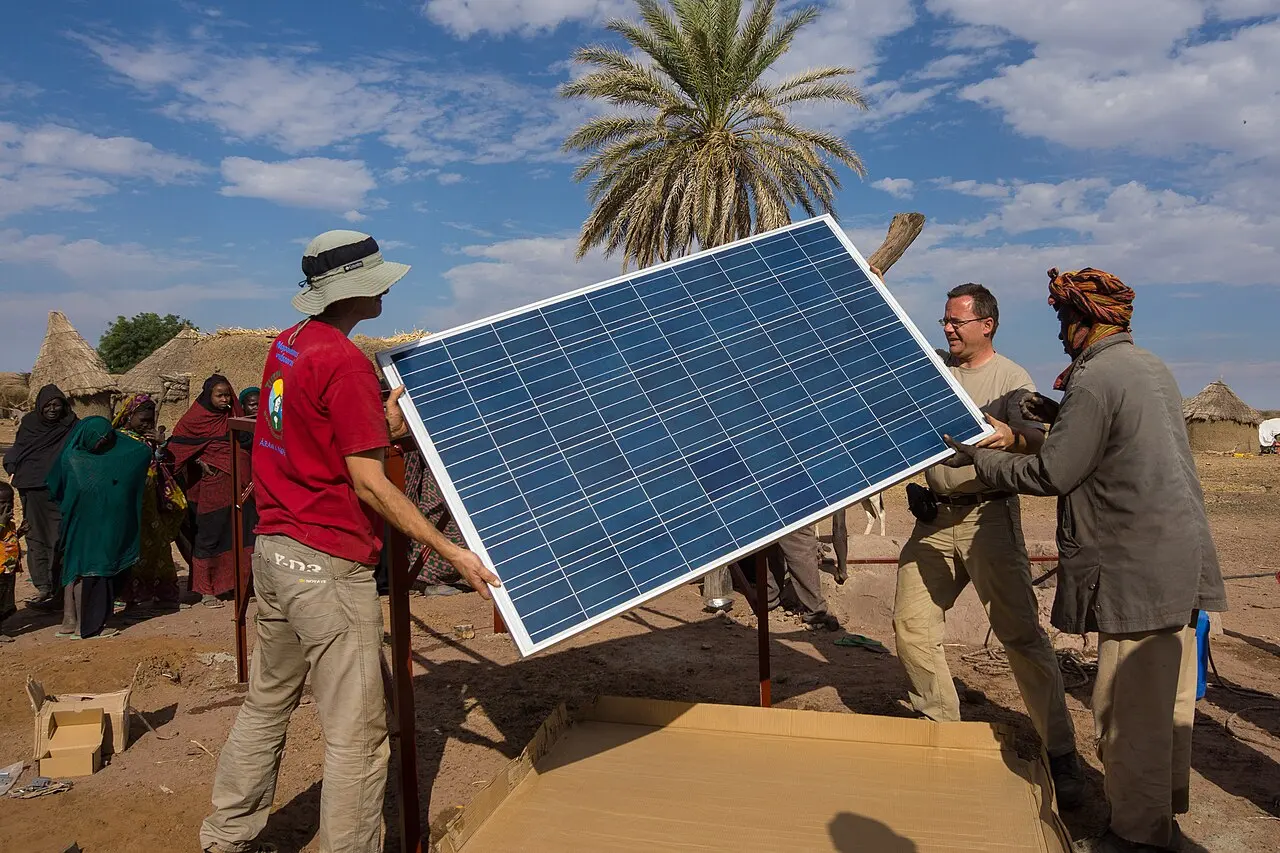 Budapest-Bamako 2015 installing the solar panels (16676014986) — photo d’illustration (électricité et énergie)