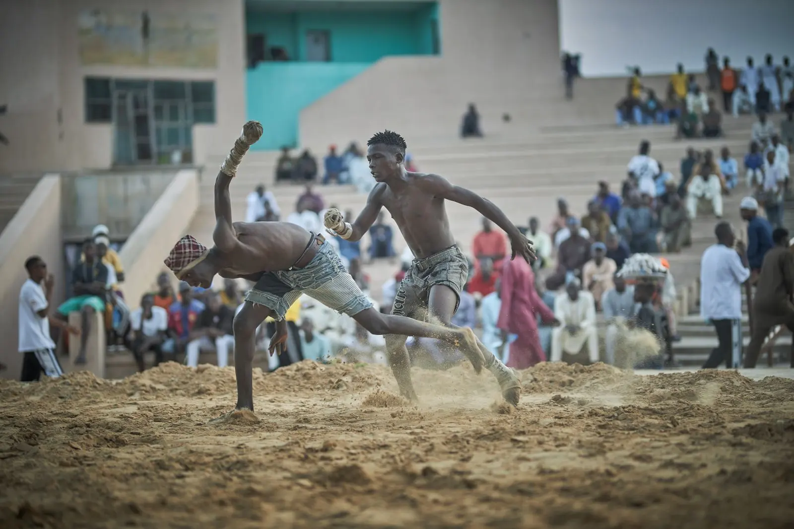 Lutte traditionnelle sénégalaise dans une arène sportive en plein air — photo d’illustration (banque d’images)