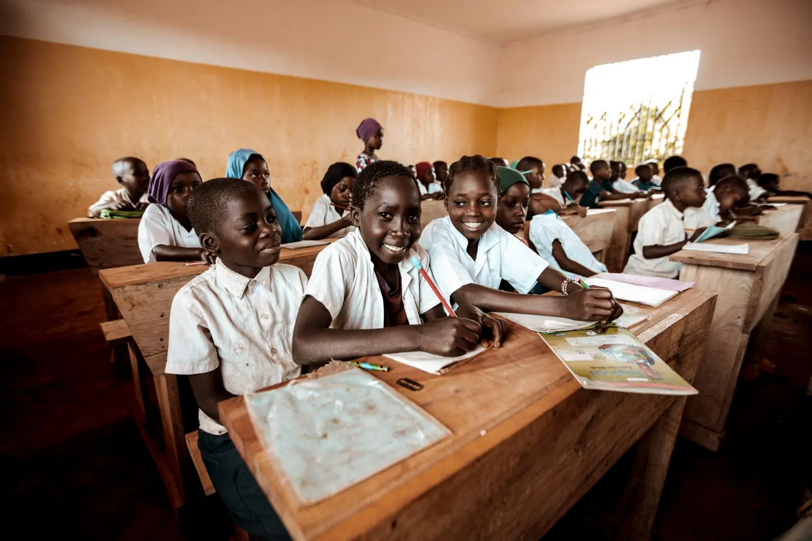Écoliers burkinabè attentifs dans une salle de classe — photo d’illustration (banque d’images)