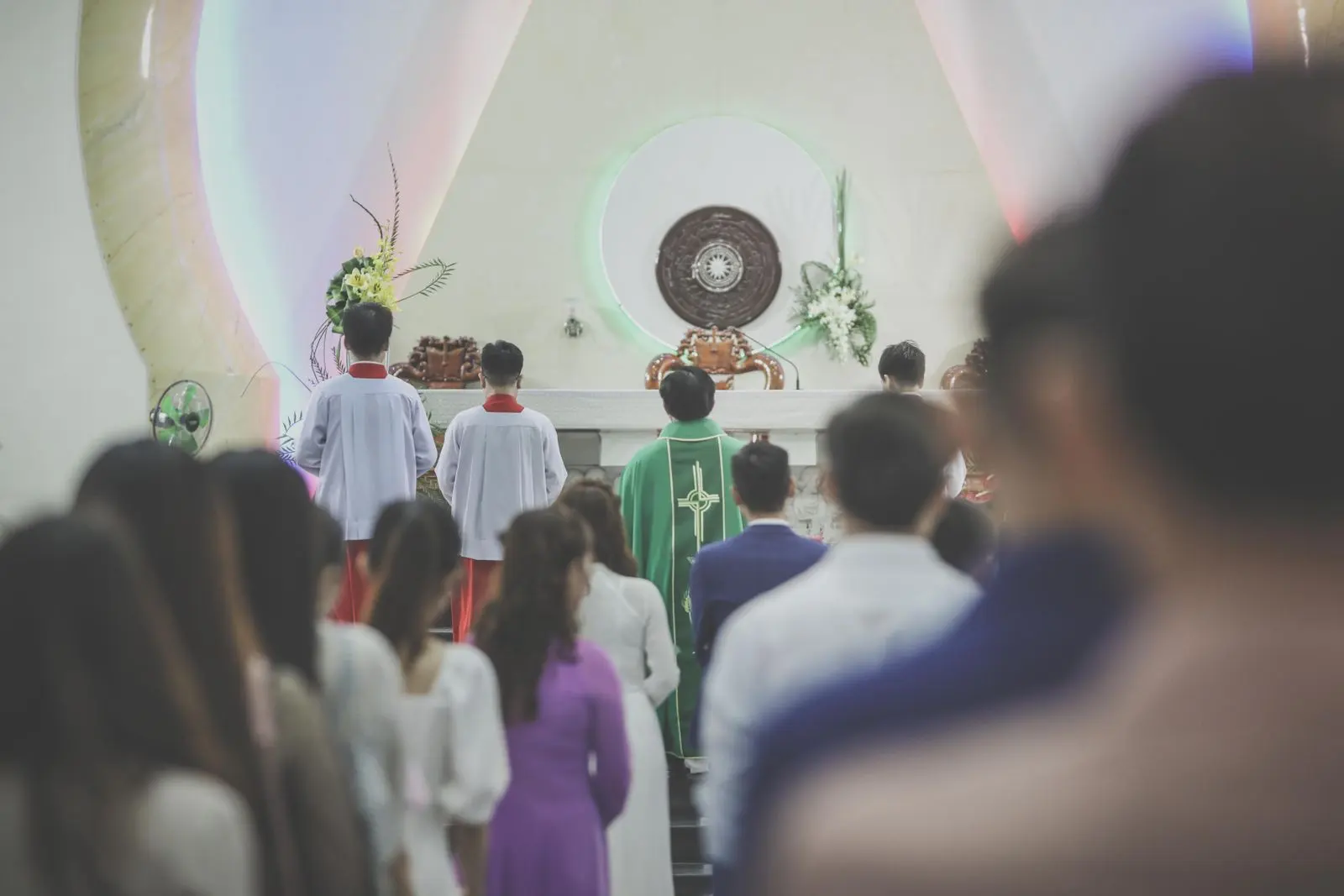 Jeunes fidèles réunis pour une messe dans une église — photo d’illustration (banque d’images)