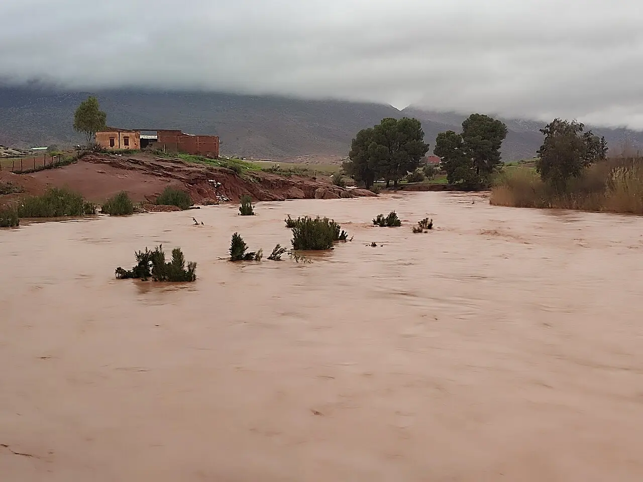 Flooding of the Oum Er-Rbia River (Assaka Neighborhood) in the city of Khenifra, Morocco — photo d’illustration (inondations)