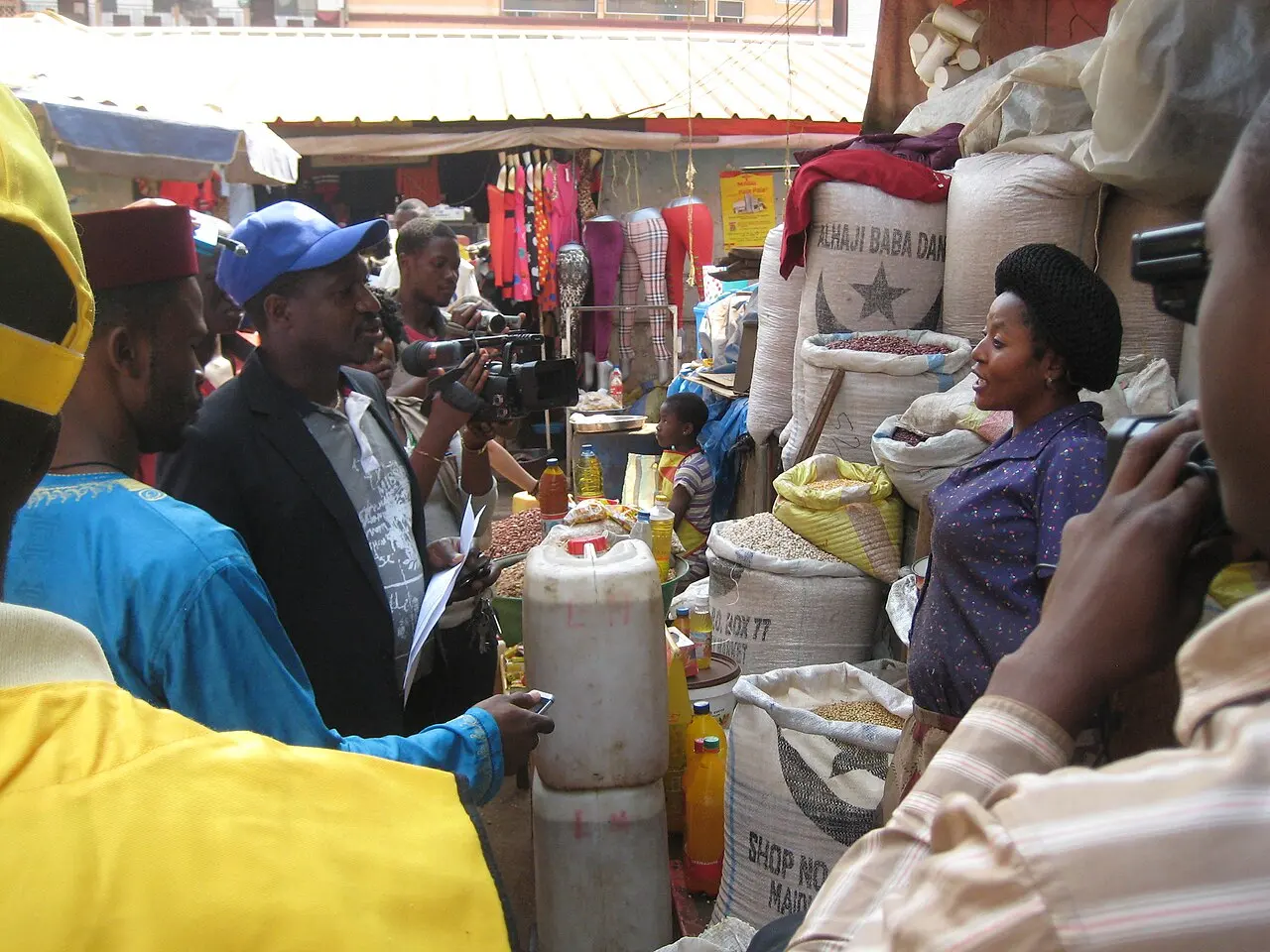 Promoting a campaign in a market (34692998606) — photo d’illustration (marchés et commerce)