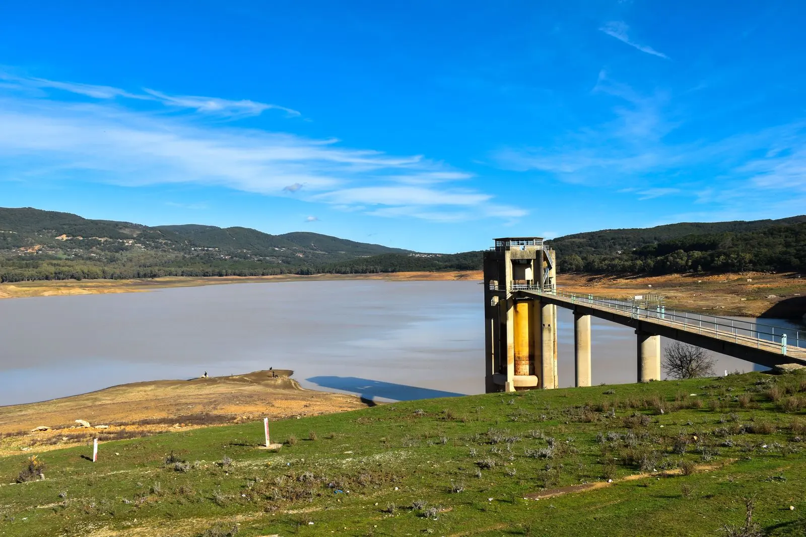 Barrage et réservoir de Beni M’Tir entourés de collines — photo d’illustration (banque d’images)