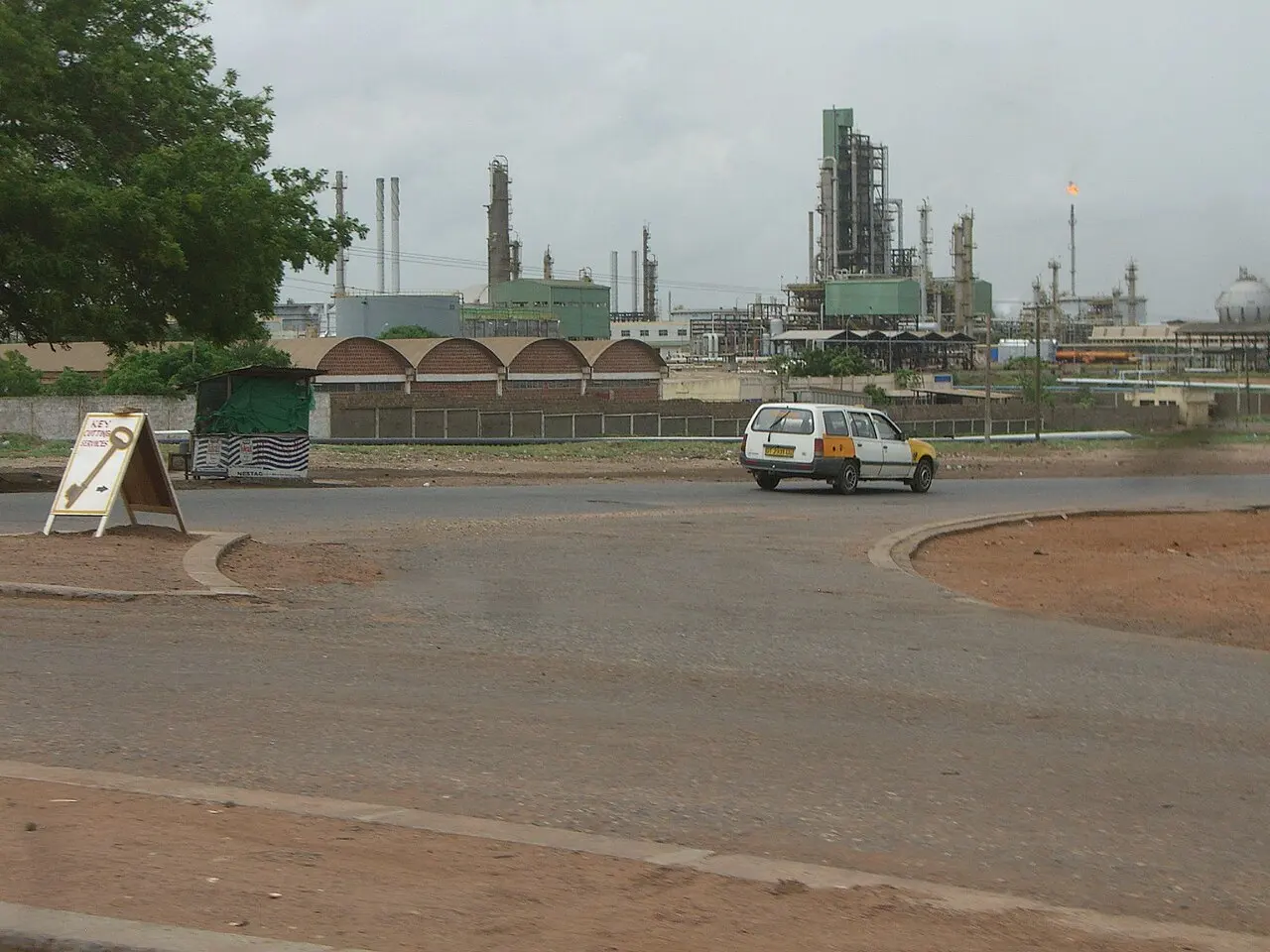 Tema Oil Refinery — illustration