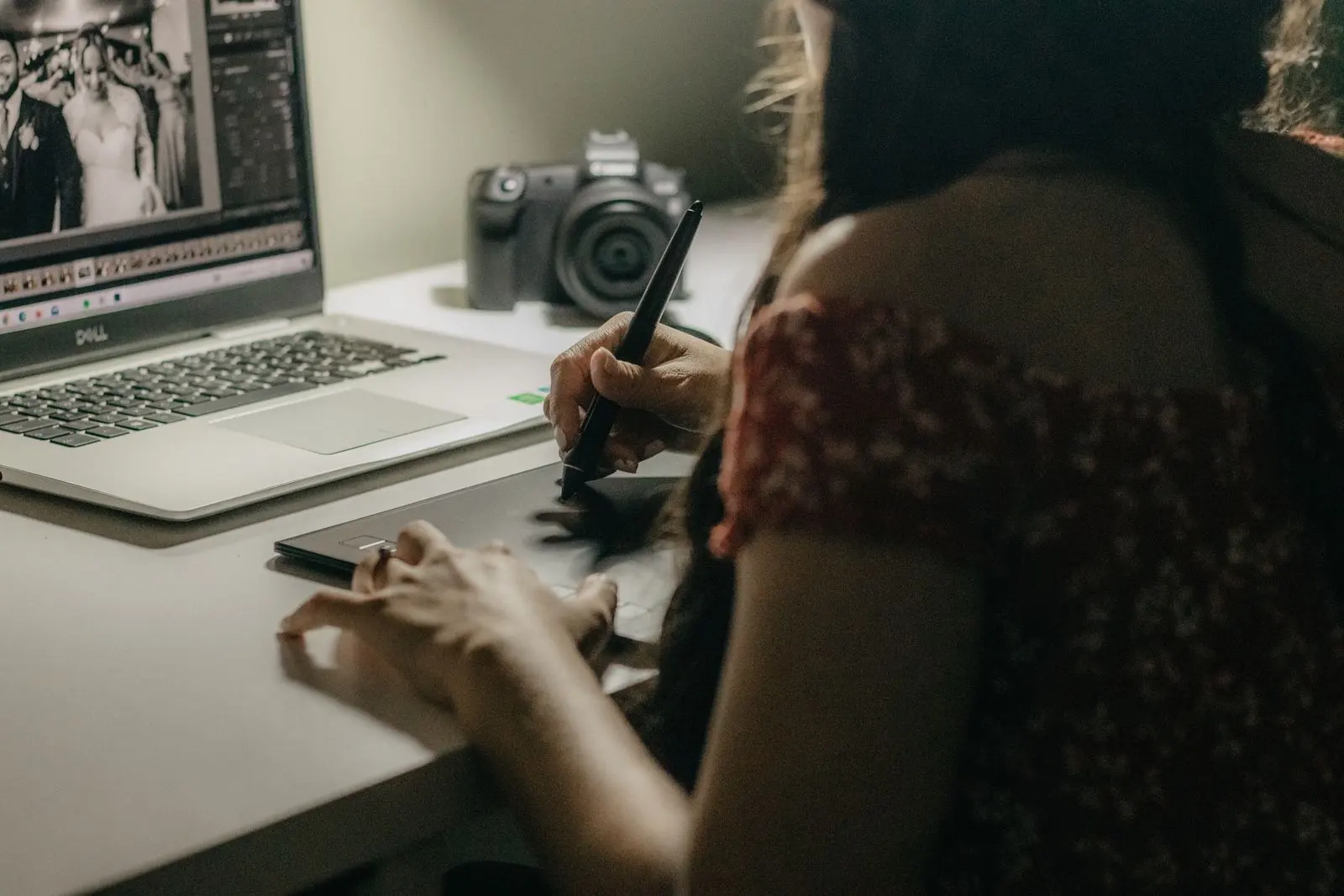 Artiste retouchant des photos sur tablette graphique et ordinateur — photo d’illustration (banque d’images)