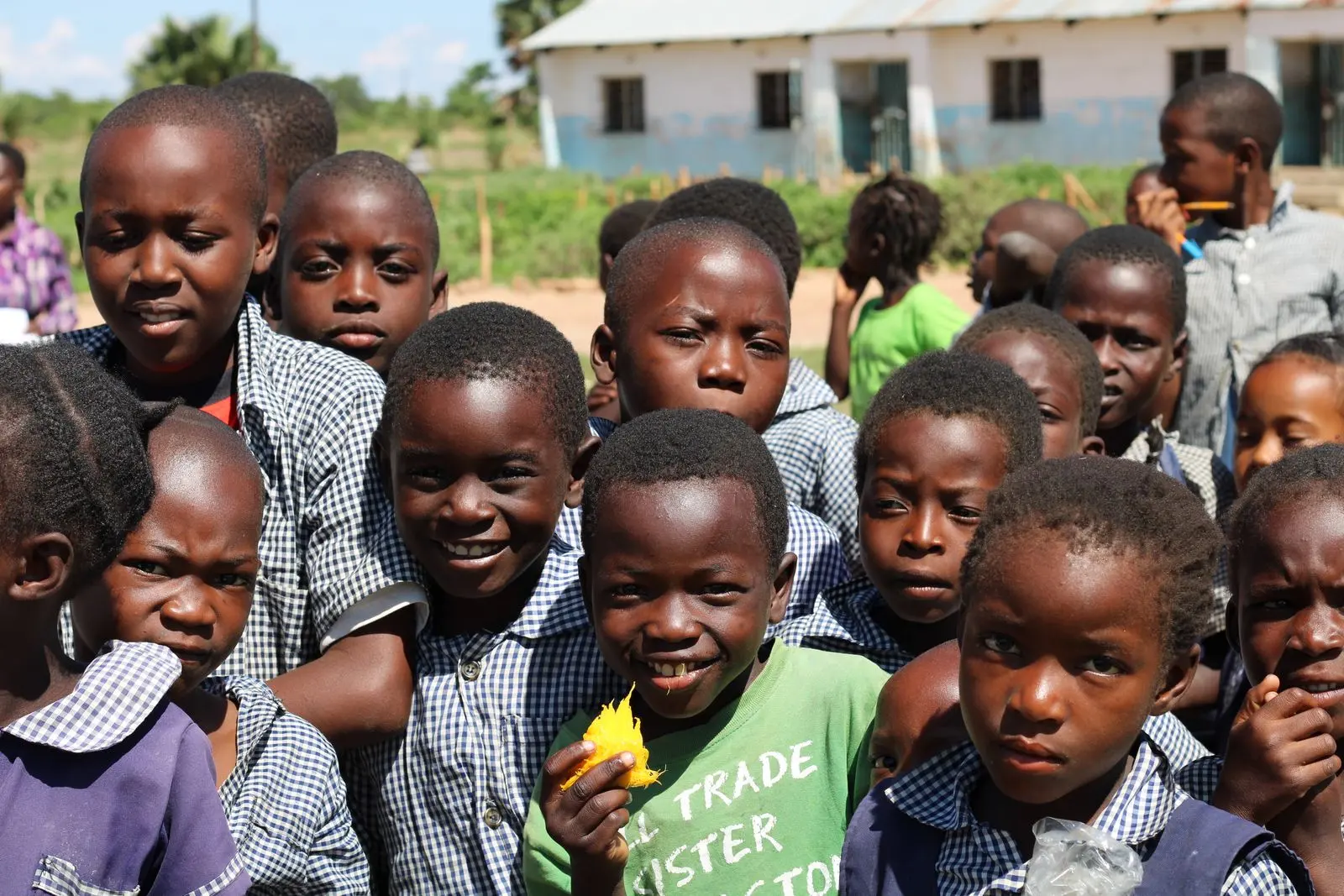 Des enfants réunis dans une cour d’école africaine — photo d’illustration (banque d’images)