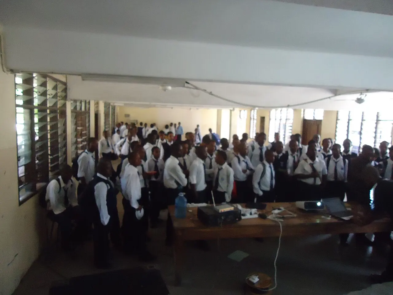 Students at Tudor Secondary school follow up on a presentation by Wikimedia Kenya mebers. — photo d’illustration (école)