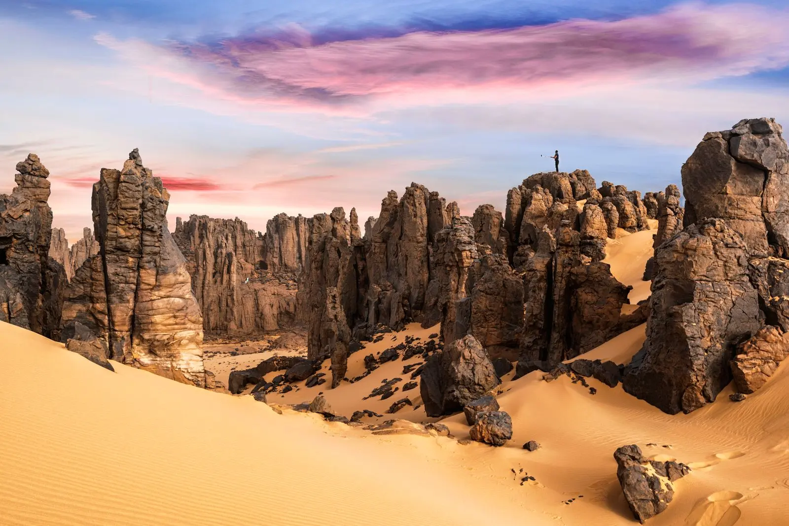 Randonneur explorant les formations rocheuses du Sahara algérien — photo d’illustration (banque d’images)