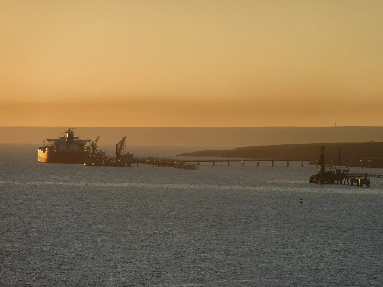 Oil port - panoramio — photo d’illustration (port)