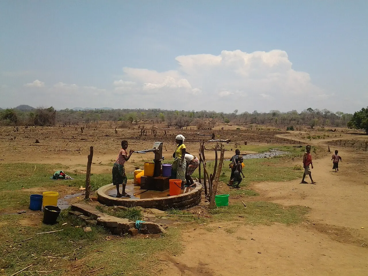 Collecting water from a borehole — photo d’illustration (eau et assainissement)