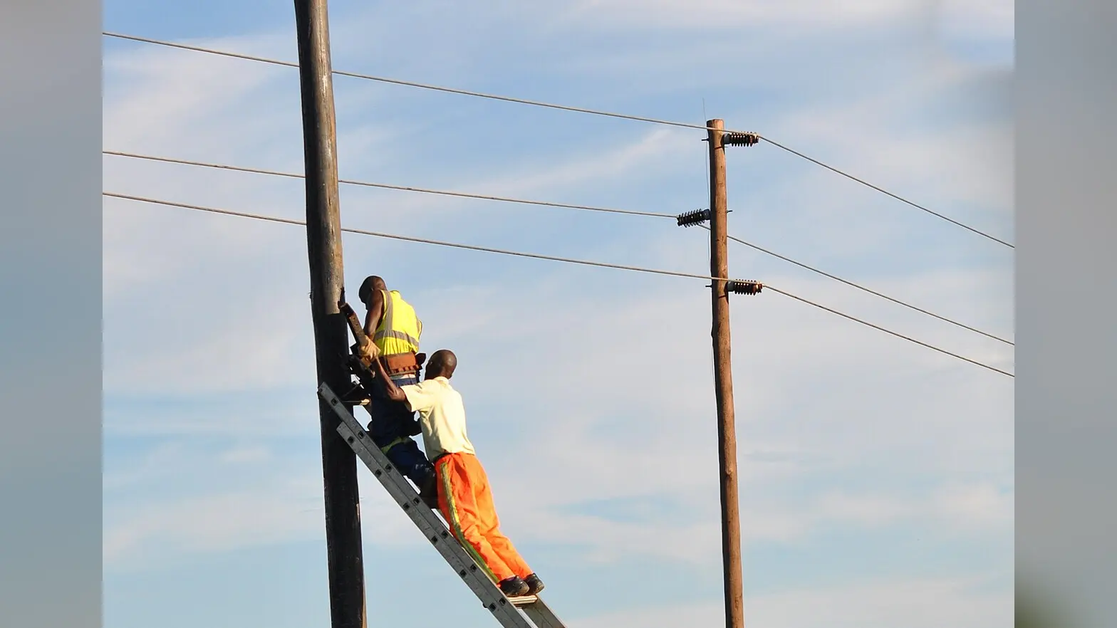 Zambia -Electricity repair — photo d’illustration (électricité et énergie)