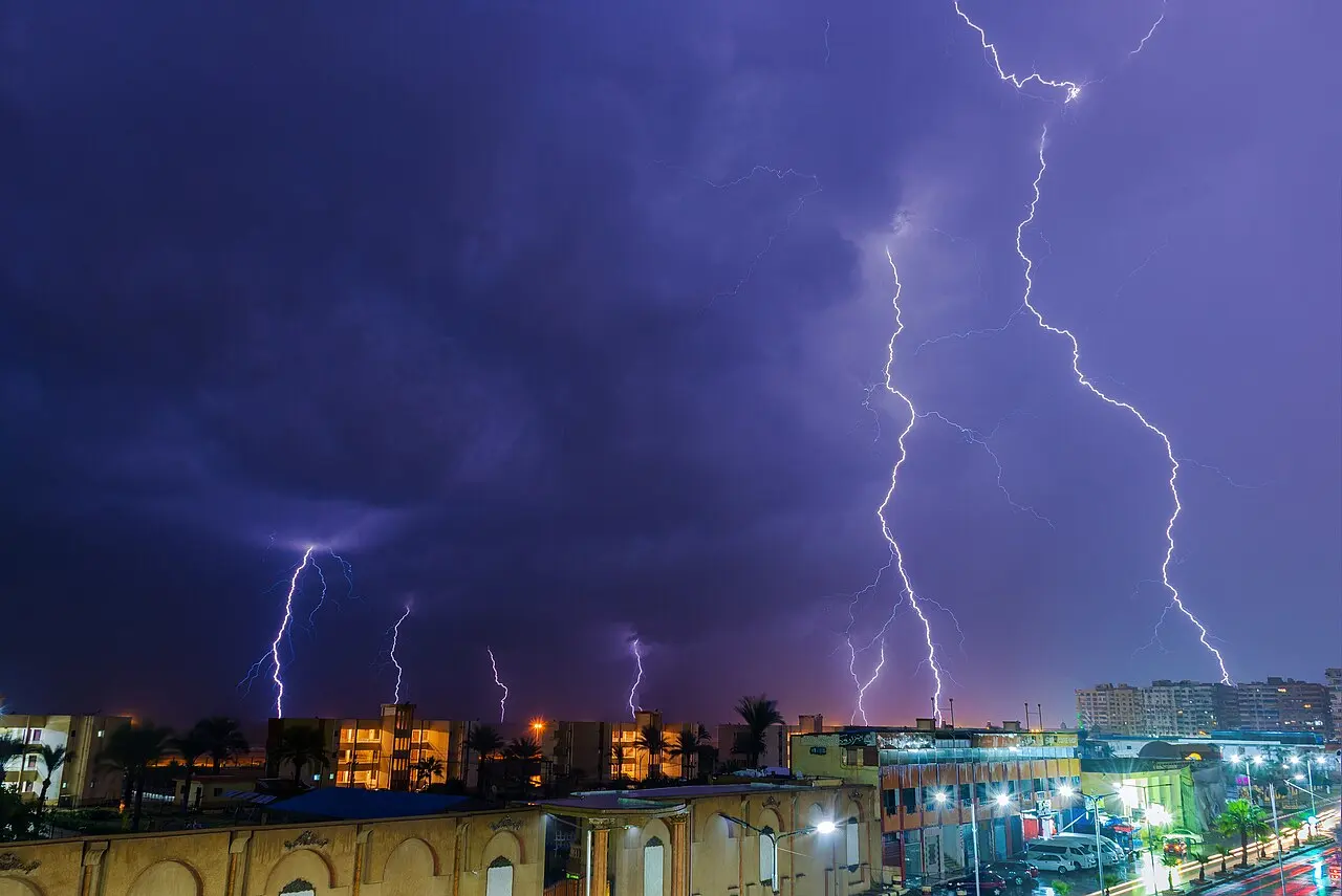Electricity in the sky of Port Said — photo d’illustration (électricité et énergie)
