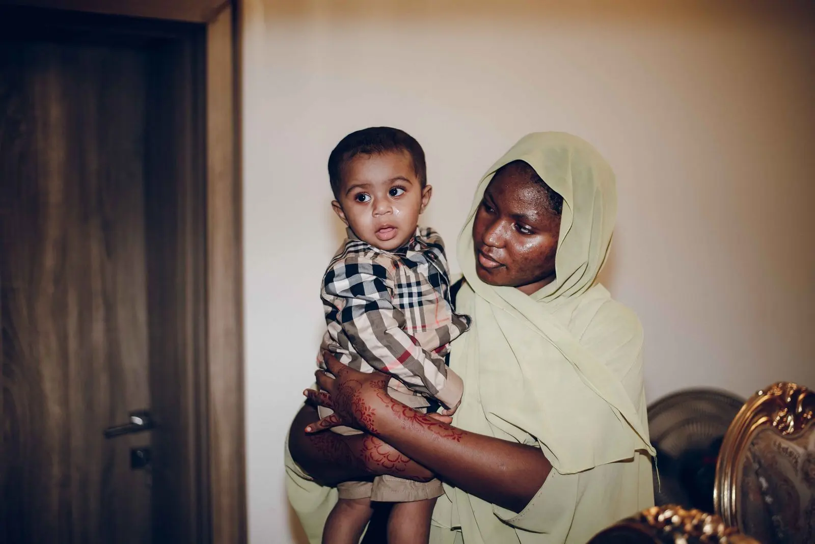 Une mère mauritanienne porte son jeune enfant à la maison — photo d’illustration (banque d’images)