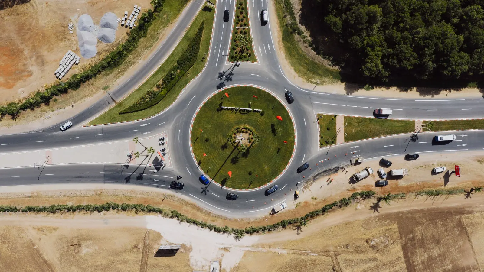 Vue aérienne d’un rond-point et d’infrastructures routières marocaines — photo d’illustration (banque d’images)