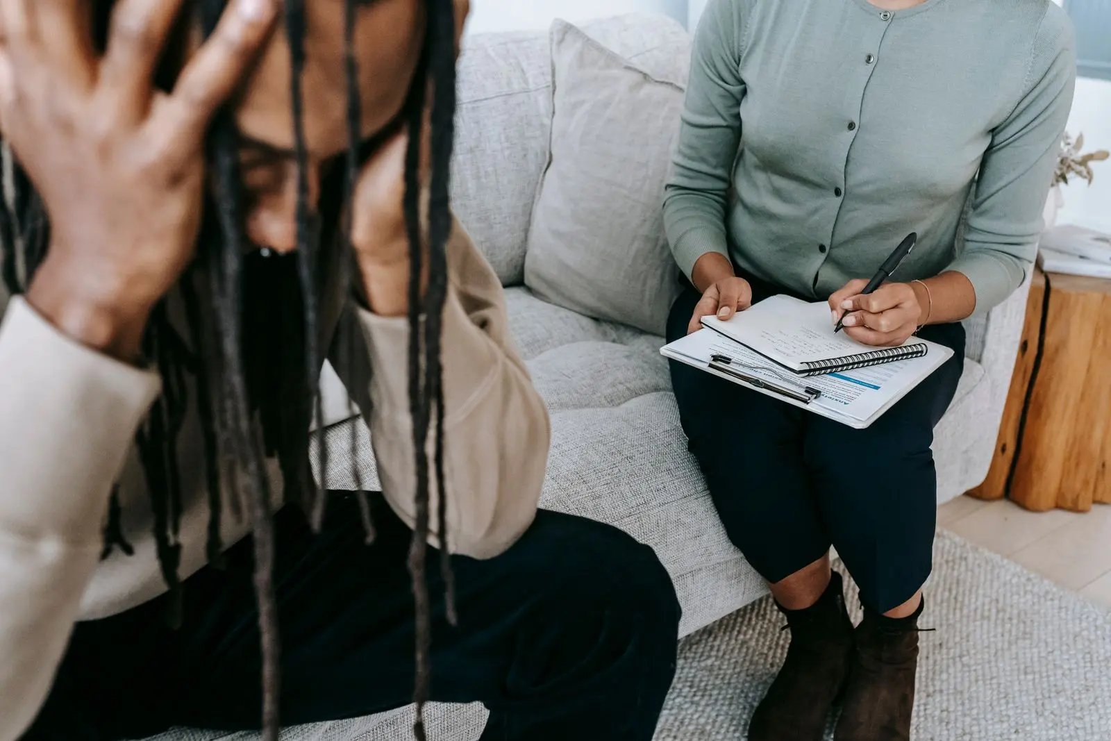 Patient en détresse accompagné par une psychologue durant une séance — photo d’illustration (banque d’images)