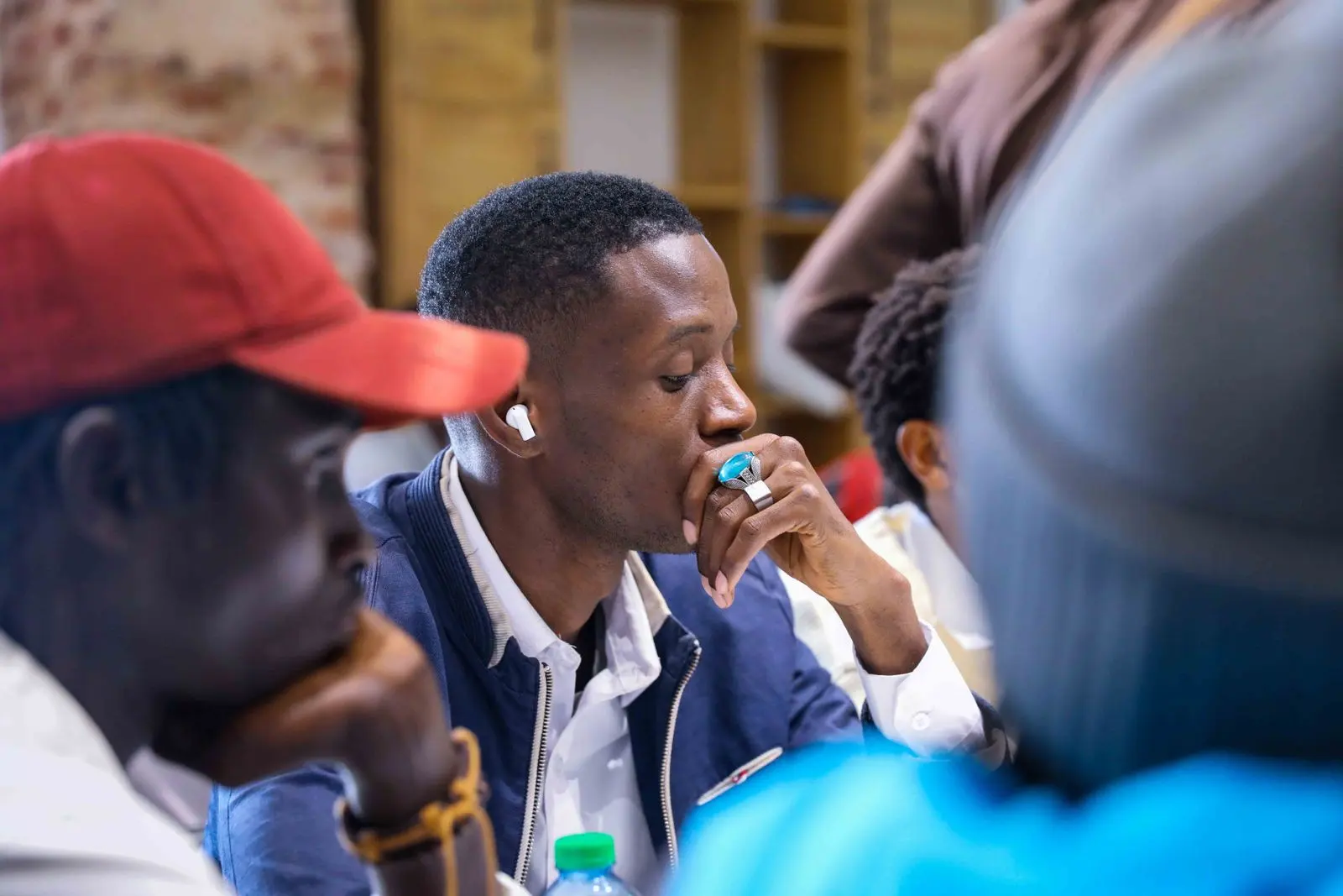 Des adultes congolais participent à une réunion de discussion — photo d’illustration (banque d’images)
