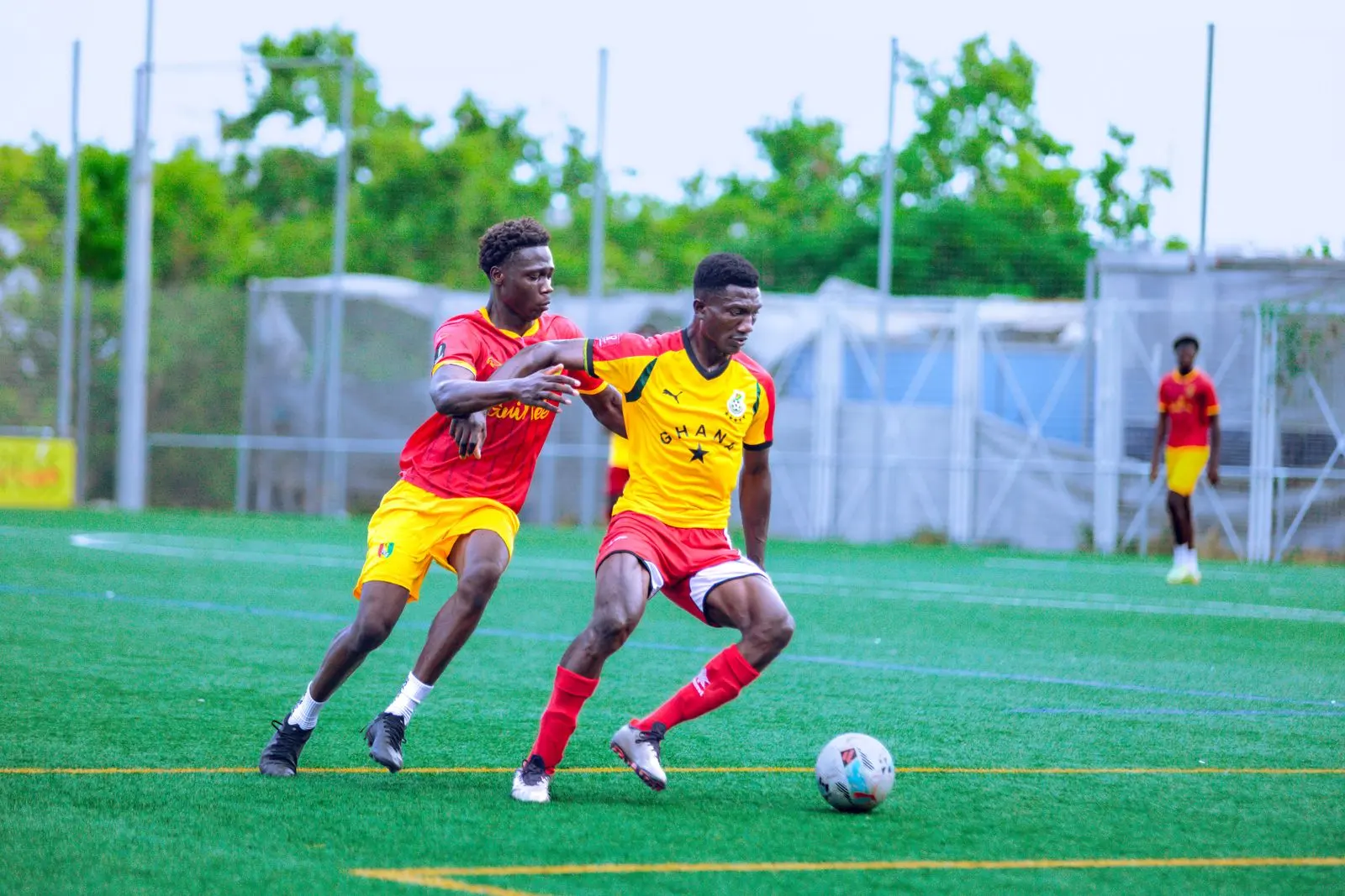 Jeunes footballeurs bissau-guinéens disputant un match sur terrain extérieur — photo d’illustration (banque d’images)