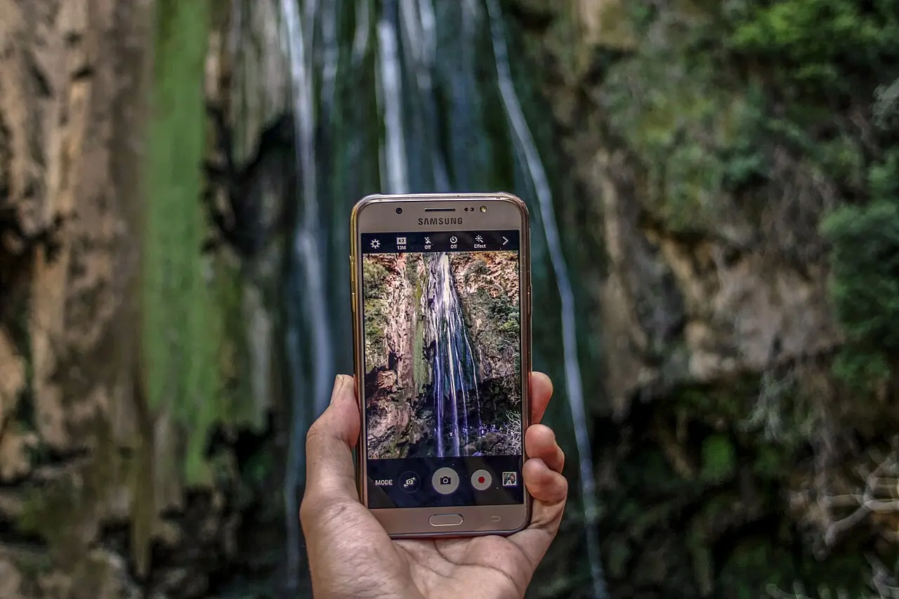 Through My Phone — photo d’illustration (numérique)