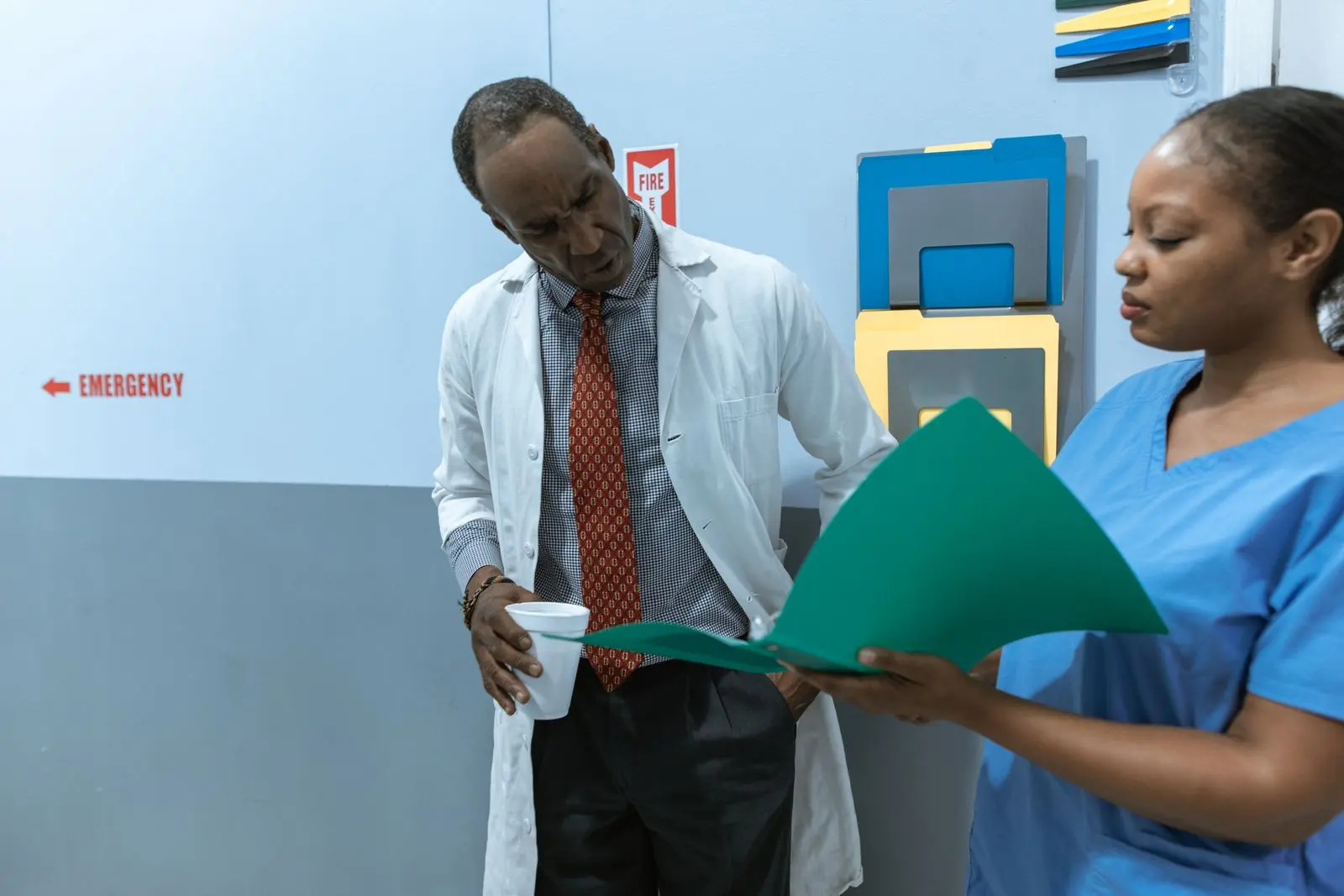Médecin et infirmière kényans consultent des documents à l’hôpital — photo d’illustration (banque d’images)