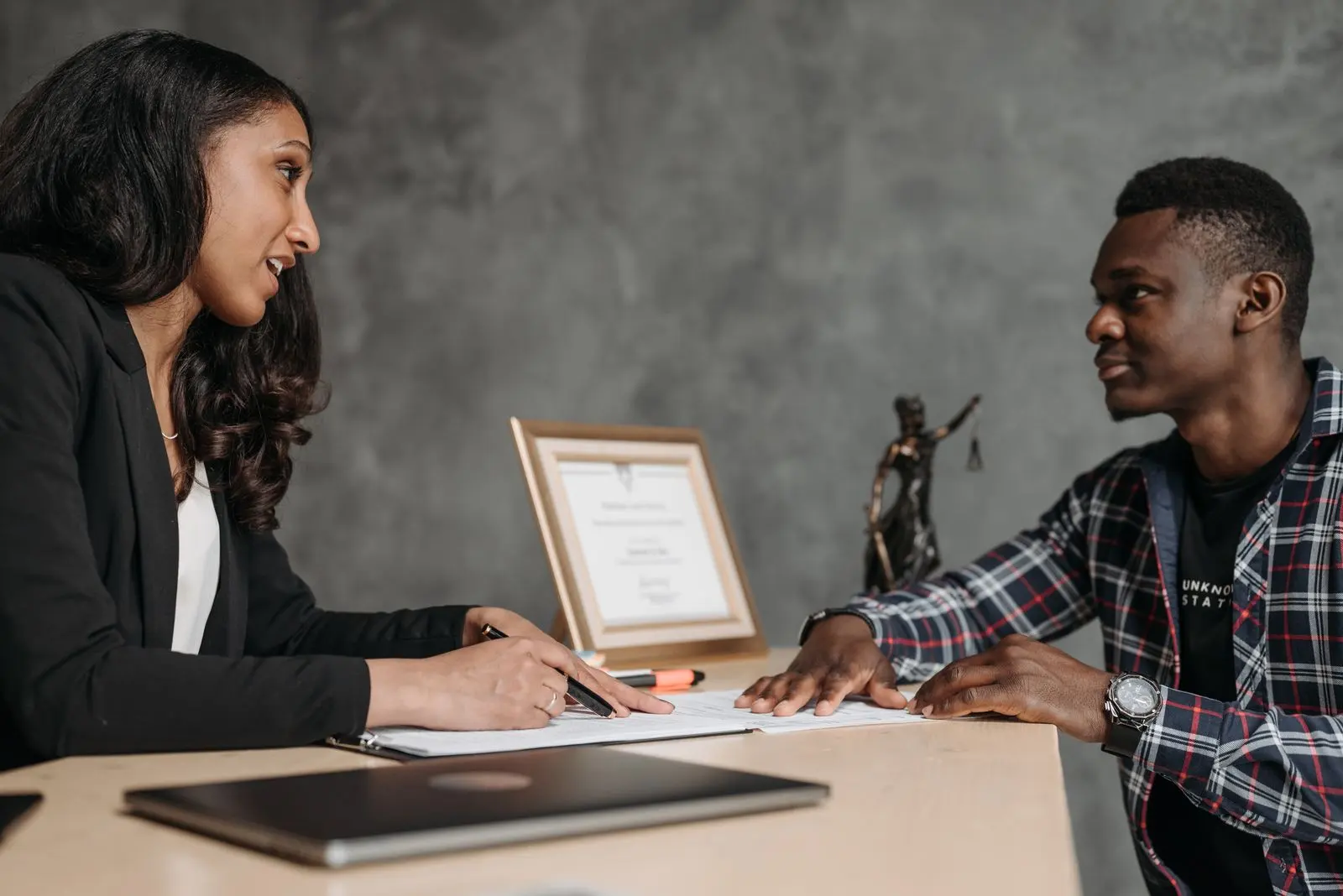 Consultation juridique entre une avocate et un client tanzanien — photo d’illustration (banque d’images)