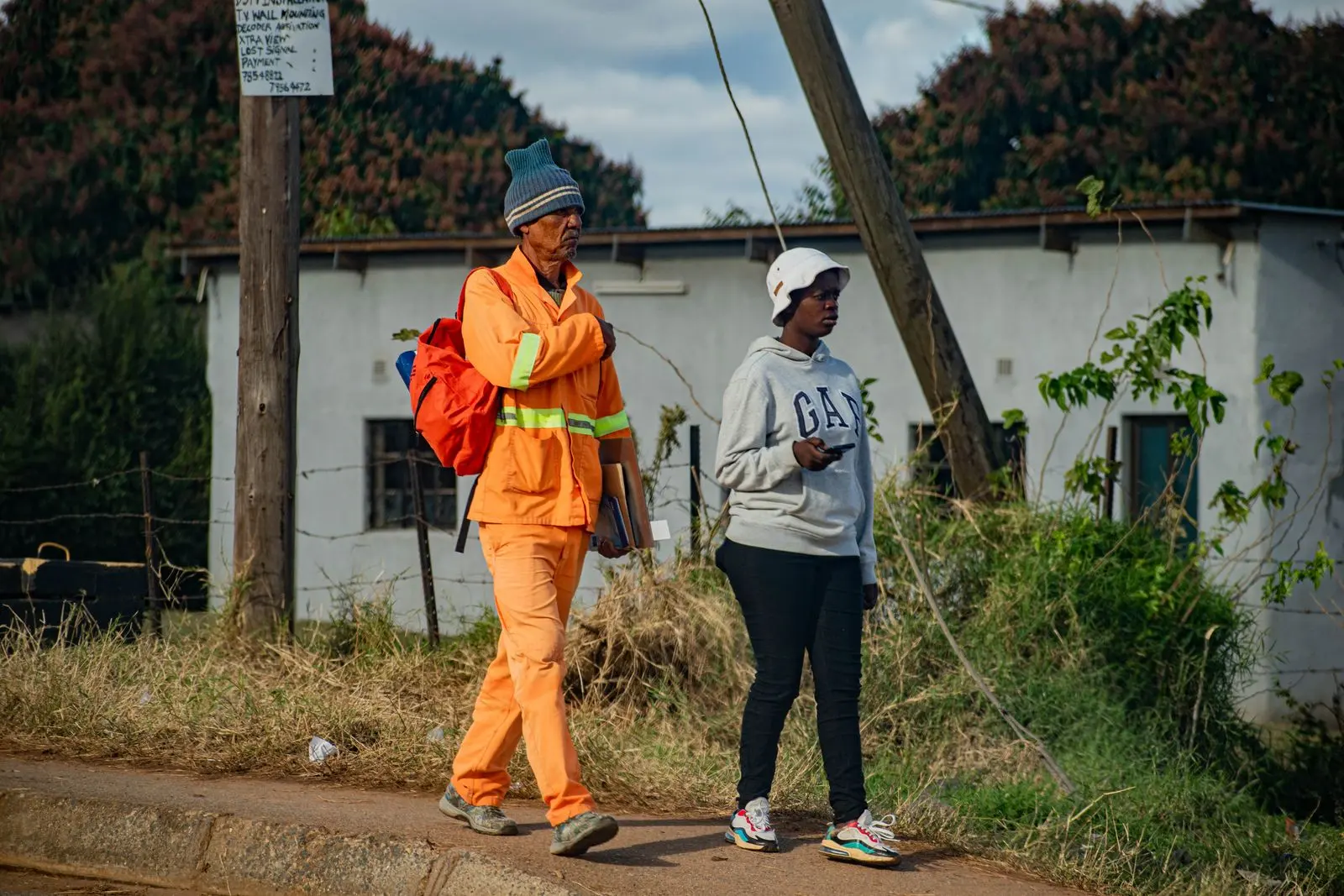 Deux personnes marchent dans une rue de Manzini — photo d’illustration (banque d’images)