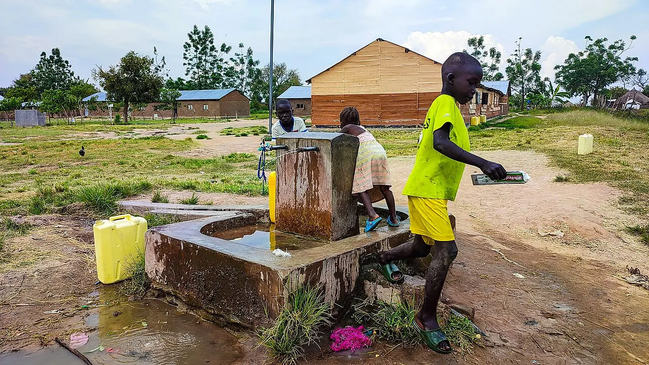 Children fetching water from taps in rhino camp — photo d’illustration (eau et assainissement)