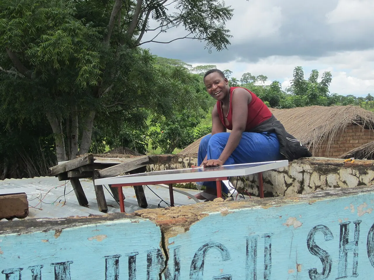 Mounting of solar panel in Masewe, Malawi — photo d’illustration (électricité et énergie)