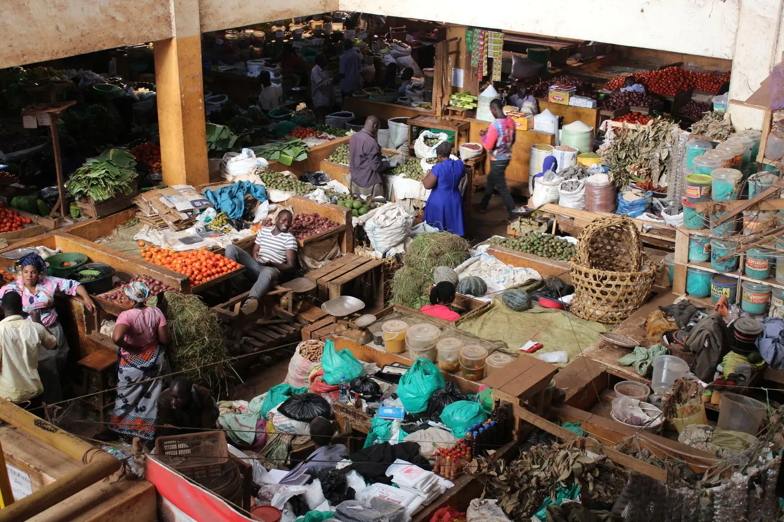 Marché animé de Jinja avec vendeurs et produits alimentaires — photo d’illustration (banque d’images)