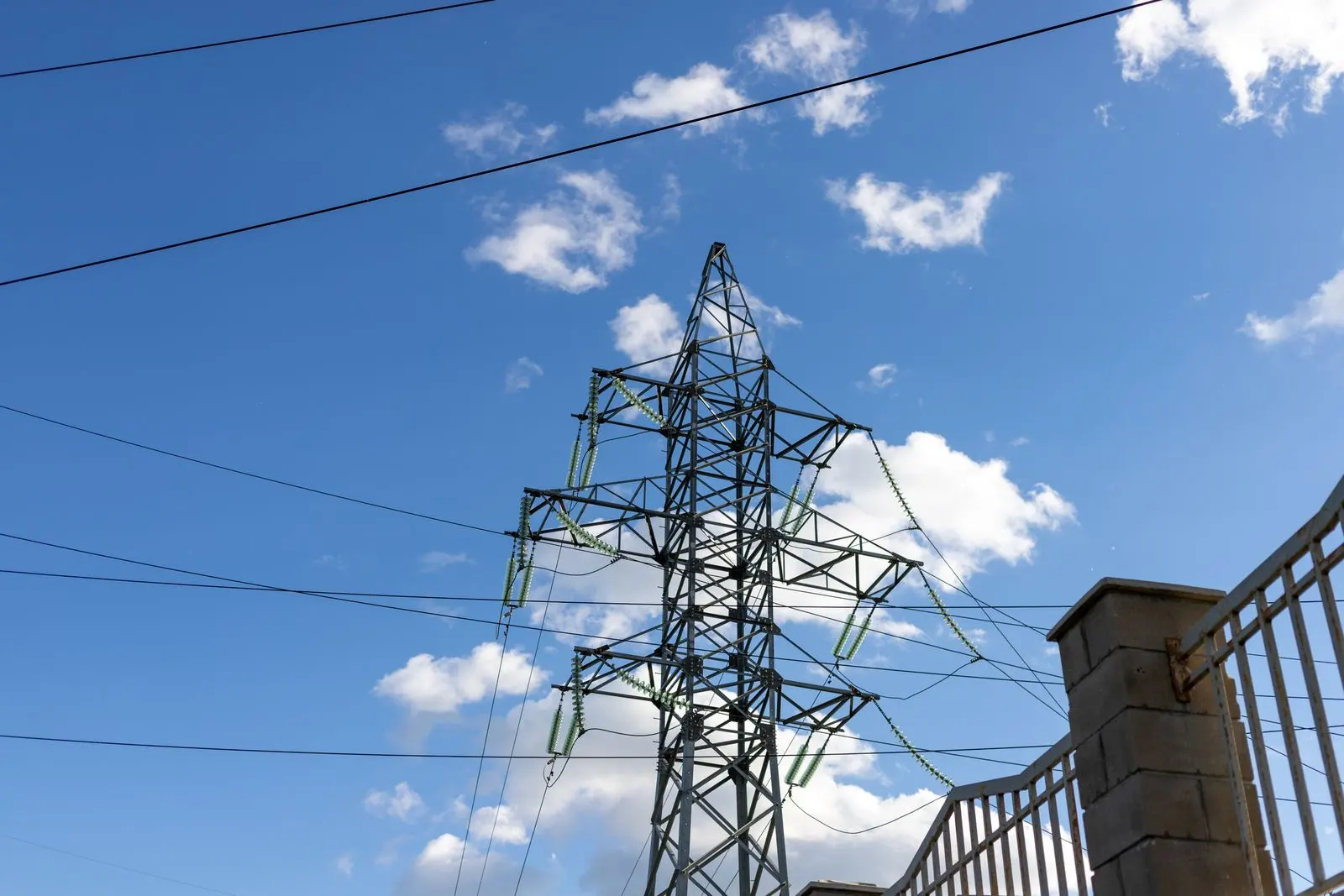Pylône électrique haute tension près d’une installation électrique — photo d’illustration (banque d’images)