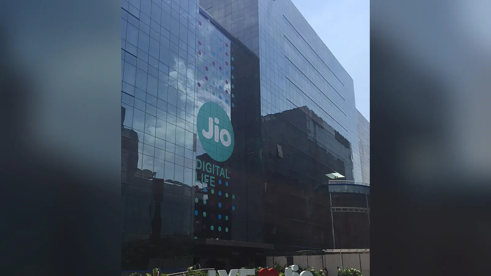 Jio gains 21% after $3.2 billion stock market debut
